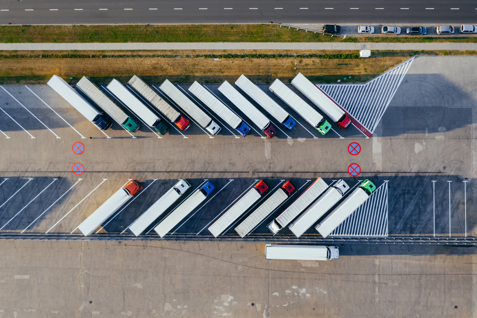 Fleet yard – industry reference Rows of parked semi-trailers and trucks in a fleet yard